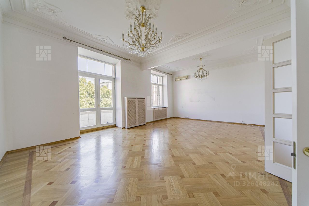 Продажа 4-комн квартиры на вторичном рынке улица Знаменка, 13С1