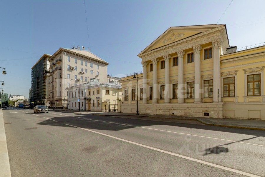 Продажа 4-комн квартиры на вторичном рынке Кропоткинский переулок, 14