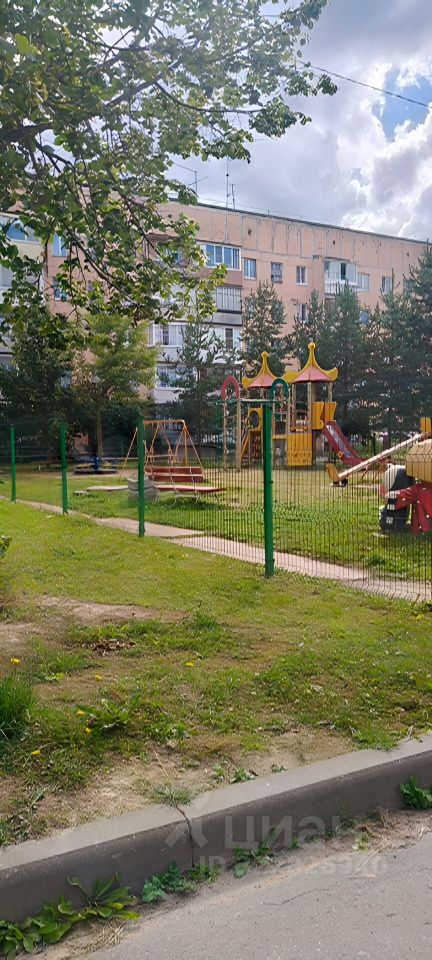 Продажа 3-комн квартиры на вторичном рынке пос. Семрино, 1-я линия, 12