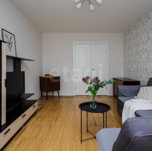 3-комн квартира Большевиков пр-кт,  д. 3 к2