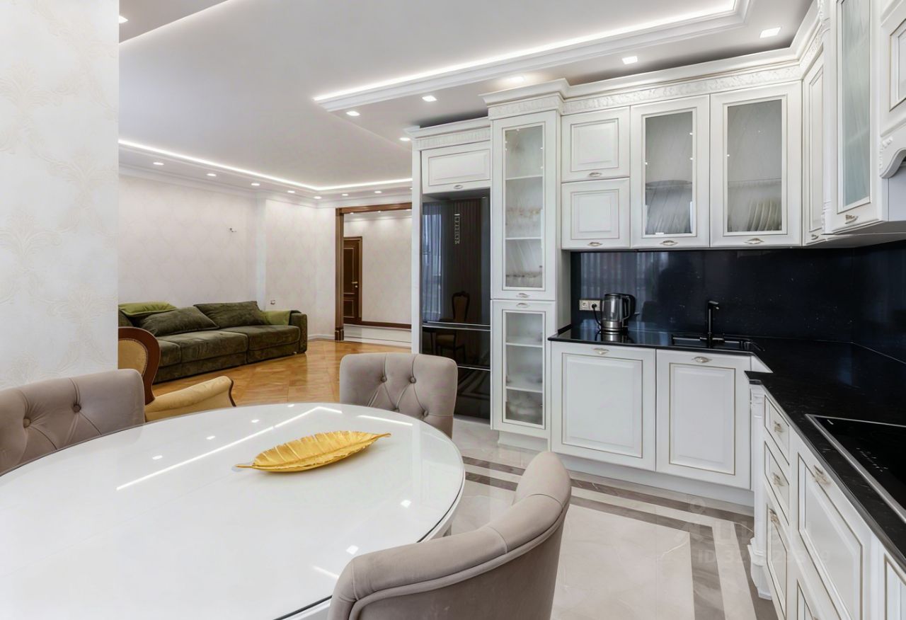 Продажа 3-комн квартиры на вторичном рынке улица Лобачевского, 118к5