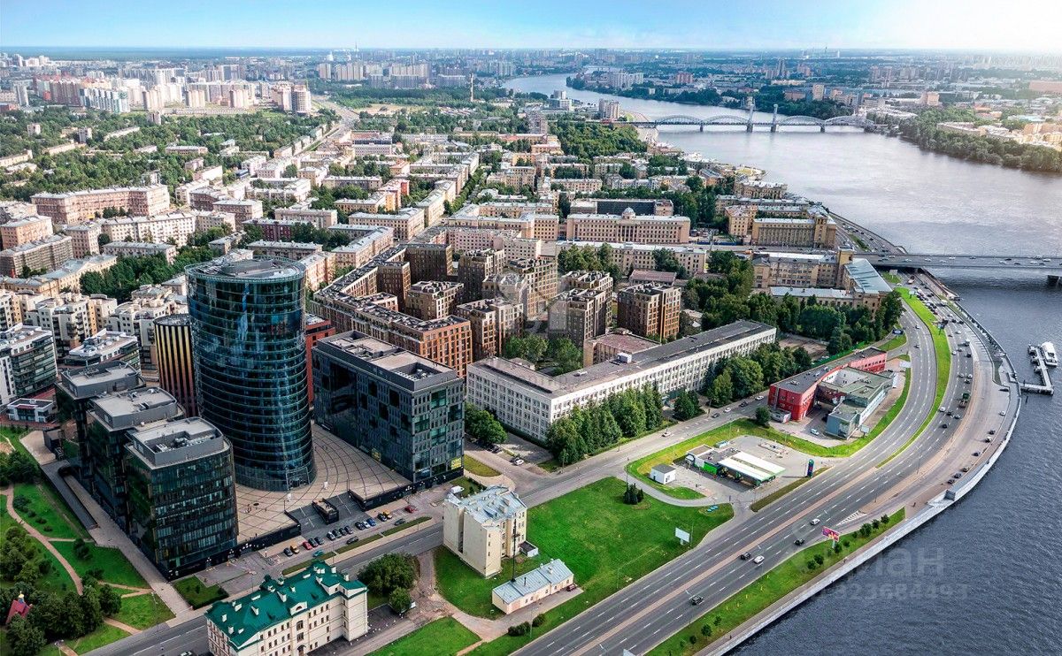 Продажа 3-комн квартиры на вторичном рынке Малоохтинский проспект, 68