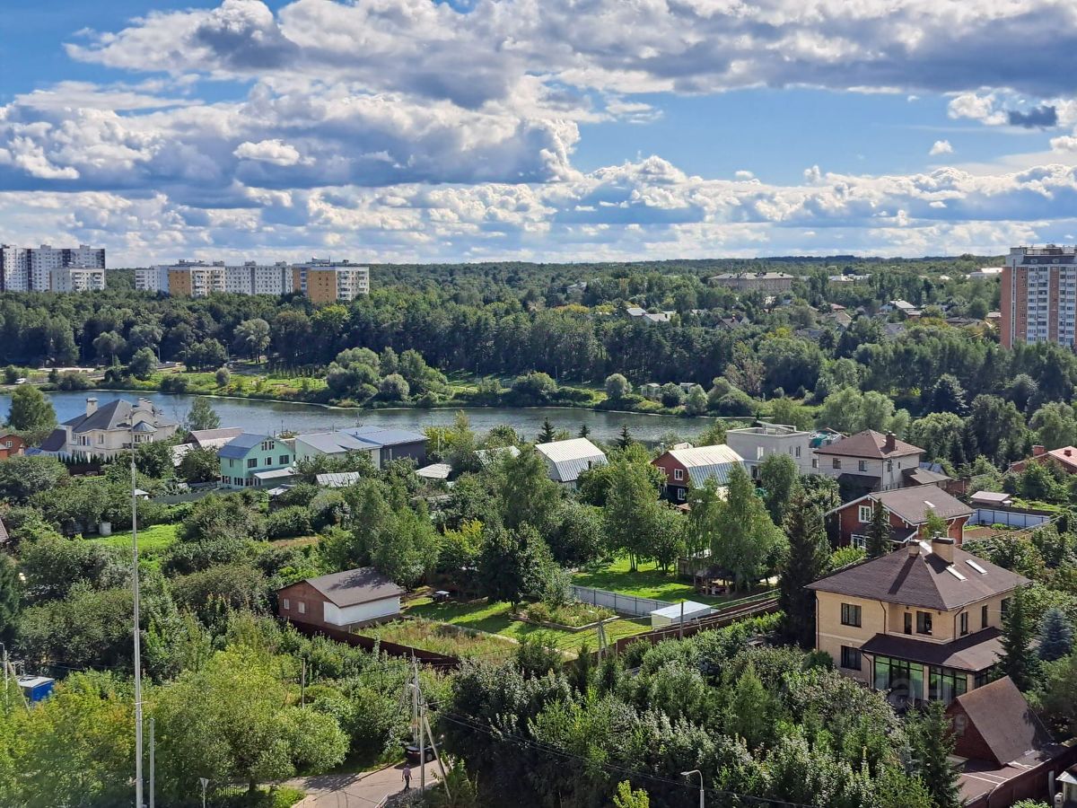 Продажа 2-комн квартиры на вторичном рынке улица Авиаконструктора Петлякова, 11