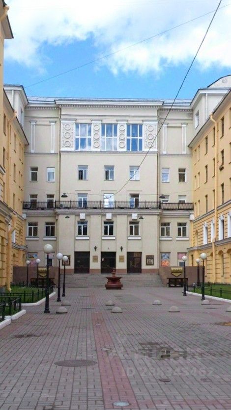 Продажа 2-комн квартиры на вторичном рынке улица Комиссара Смирнова, 15Б