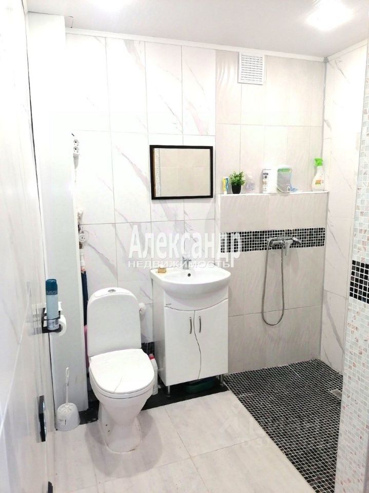 Продажа 2-комн квартиры на вторичном рынке пос. Запорожское, улица Ленинградская, 1