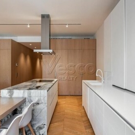 Продажа 4-комн квартиры на вторичном рынке улица Льва Толстого,  д. 23 к1