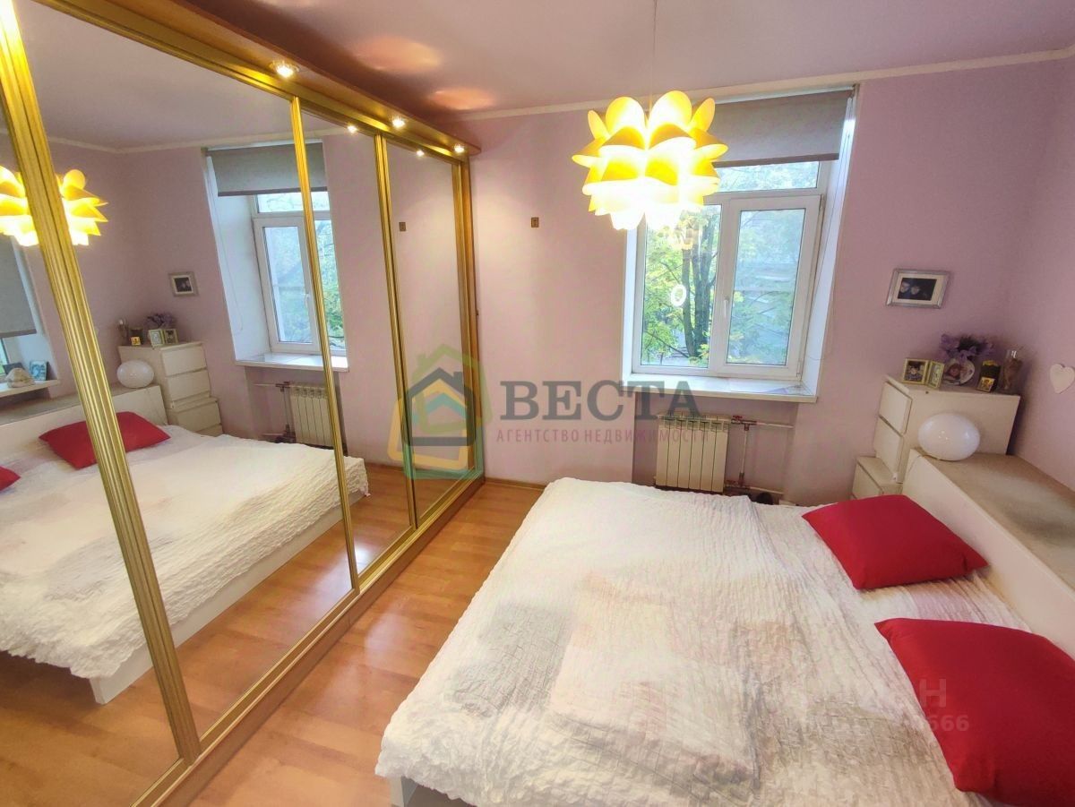 Продажа 3-комн квартиры на вторичном рынке Красное Село, улица Суворова, 11