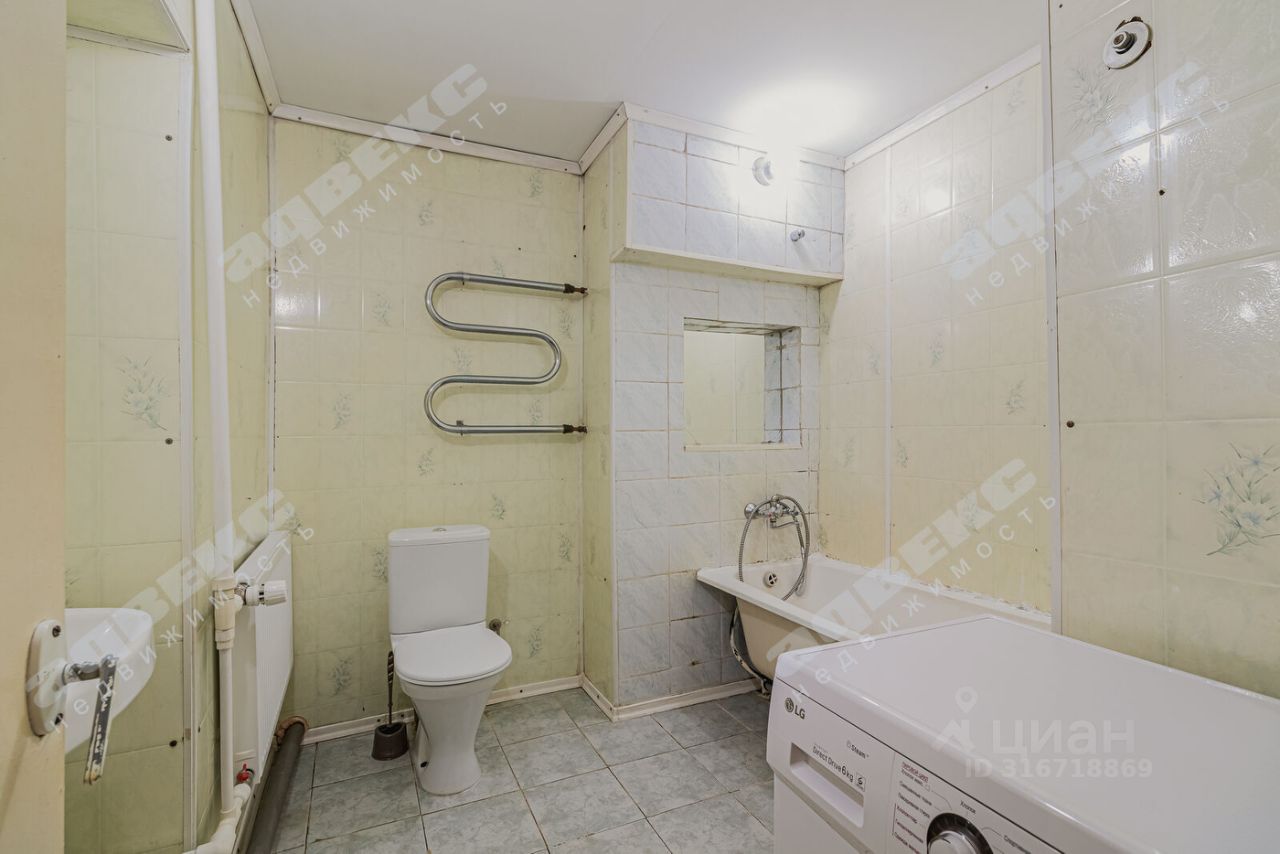 Продажа 2-комн квартиры на вторичном рынке 11-я Васильевского острова линия, 20