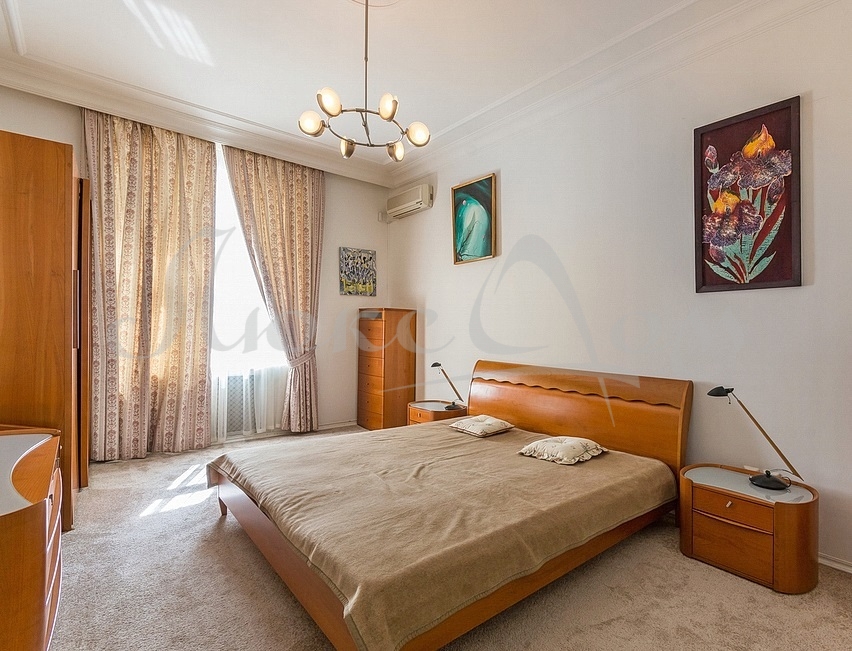 Продажа 4-комн квартиры на вторичном рынке Знаменка ул., 13 стр. 1