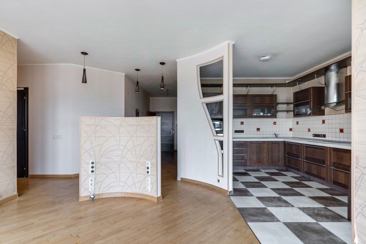 Продажа 3-комн квартиры на вторичном рынке проспект 60-летия Октября, 8