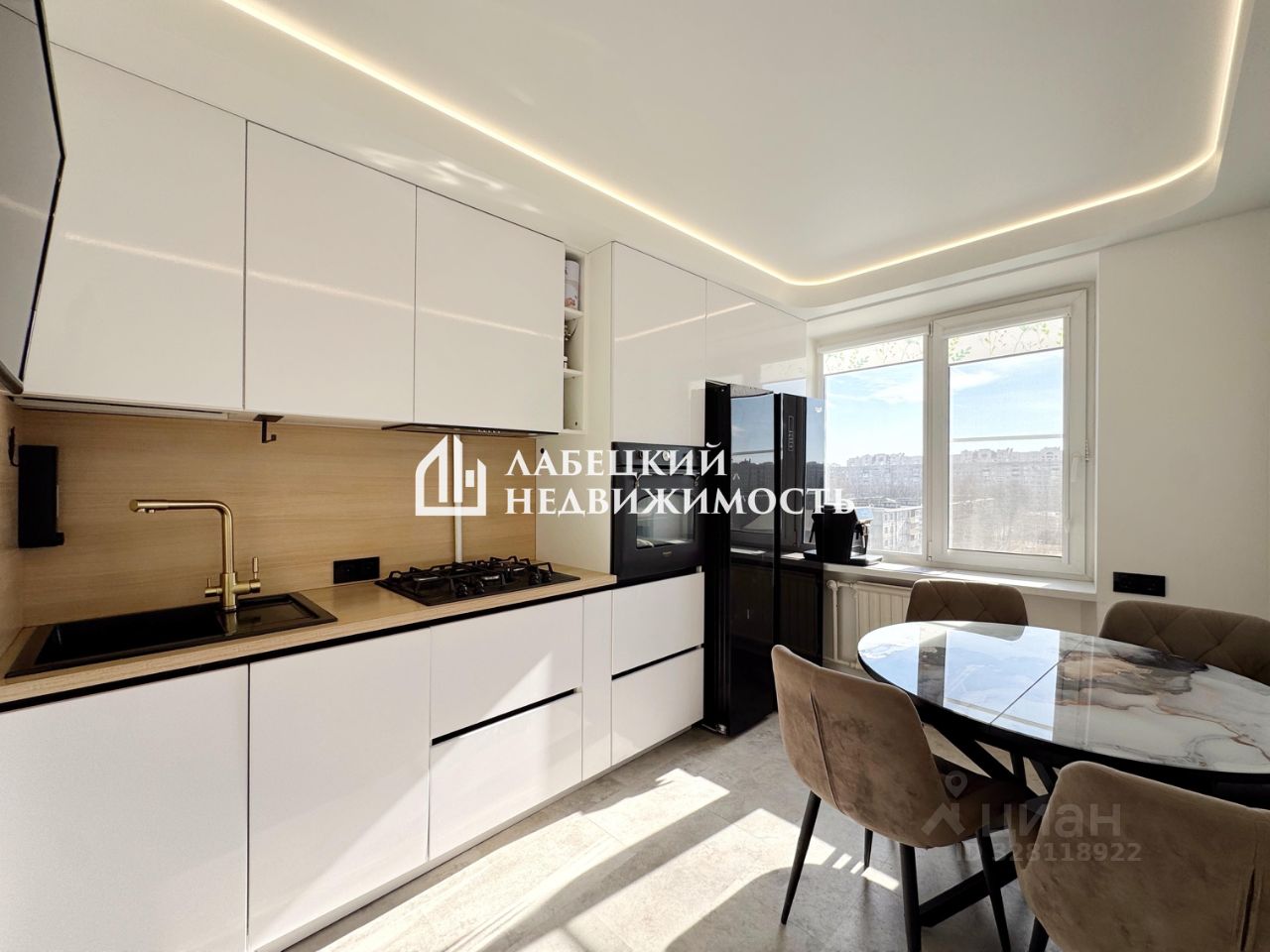 Продажа 3-комн квартиры на вторичном рынке проспект Космонавтов, 32К2