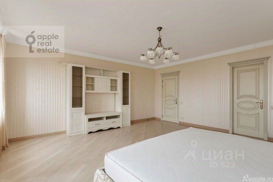 Продажа 4-комн квартиры на вторичном рынке улица Бажова,  д. 8