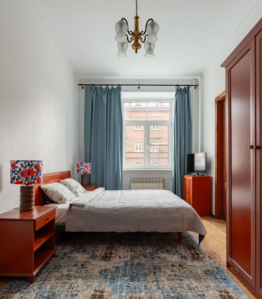 Аренда 3-комн квартиры на вторичном рынке Суворовский проспект, 56