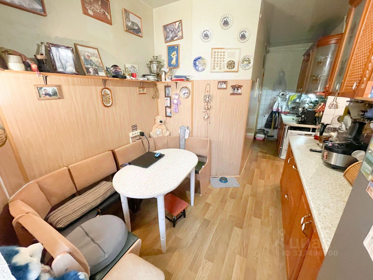 Продажа 4-комн квартиры на вторичном рынке 4-я Васильевского острова линия, 39