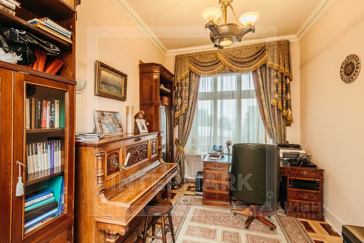 Продажа 4-комн квартиры на вторичном рынке улица Знаменка, 15