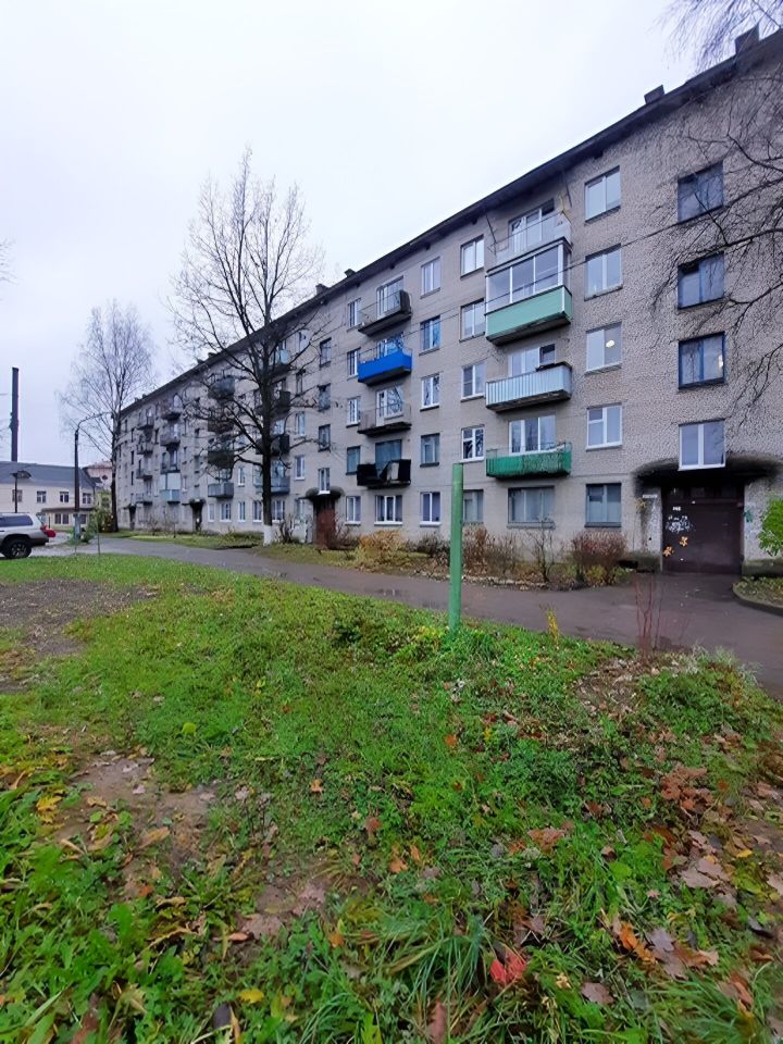 Продажа 2-комн квартиры на вторичном рынке Сланцы, Партизанская улица, 17