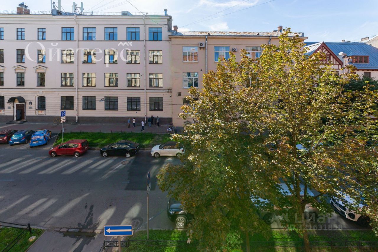 Продажа 4-комн квартиры на вторичном рынке 20-я Васильевского острова линия, 9