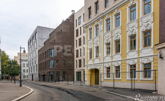 Продажа 4-комн квартиры на вторичном рынке Пожарский пер,  д. 3