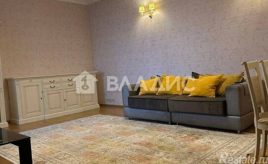 Продажа 4-комн квартиры на вторичном рынке Петрозаводская улица,  д. 15 к5