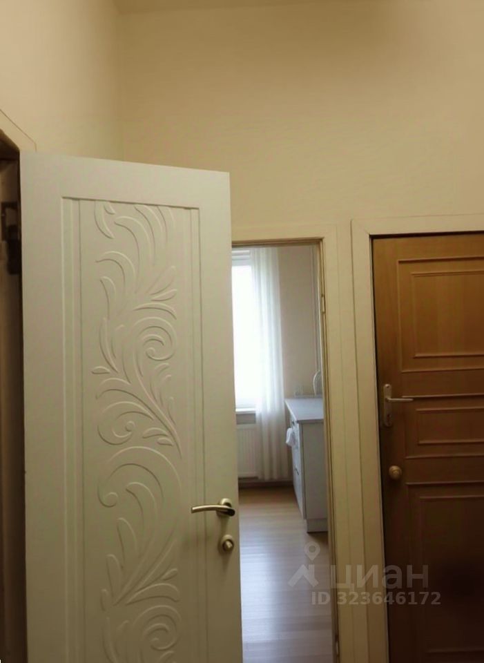 Продажа 3-комн квартиры на вторичном рынке Павловск, Конюшенная улица, 2