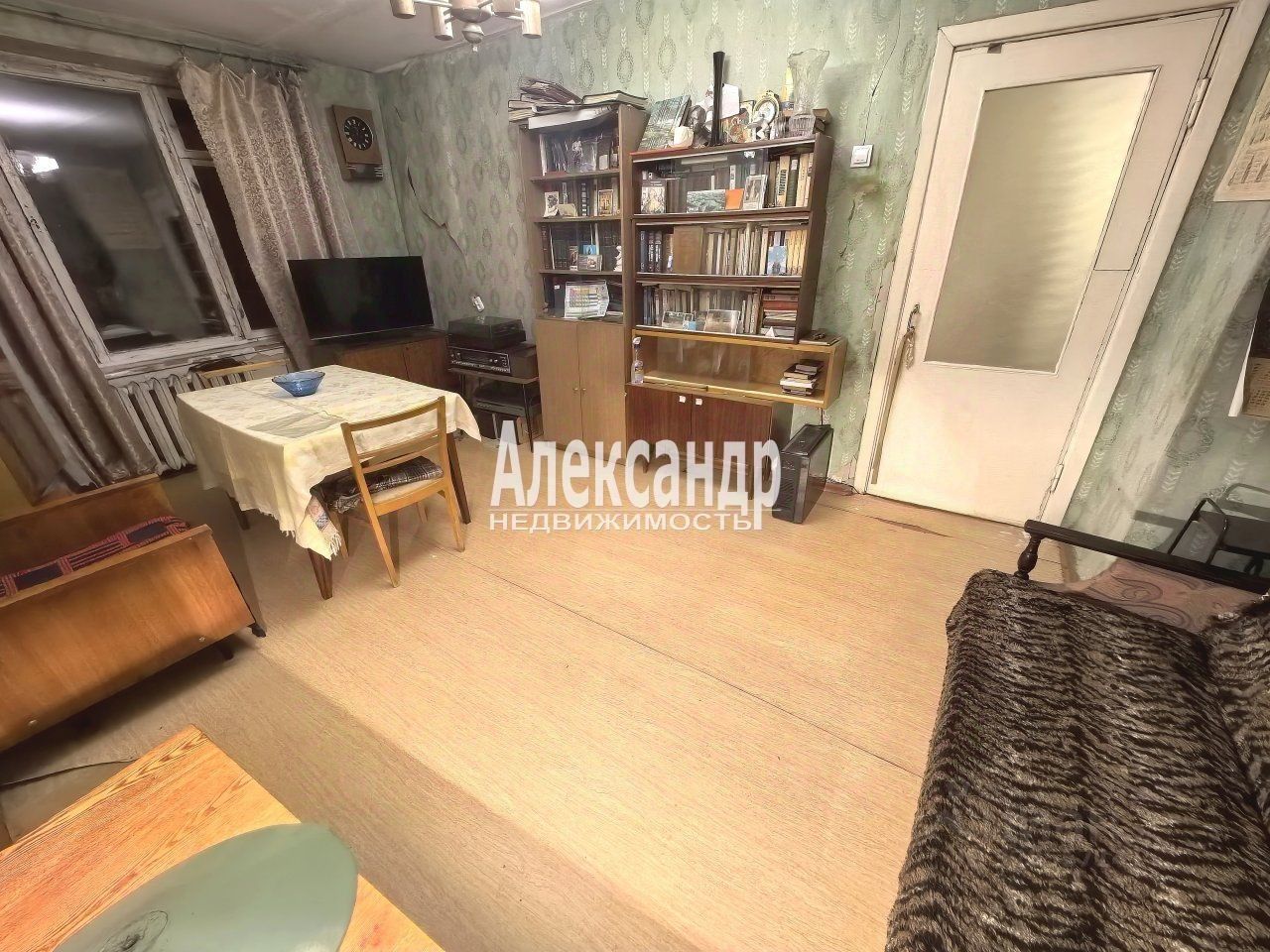 Продажа 2-комн квартиры на вторичном рынке пос. Металлострой, Плановая улица, 18