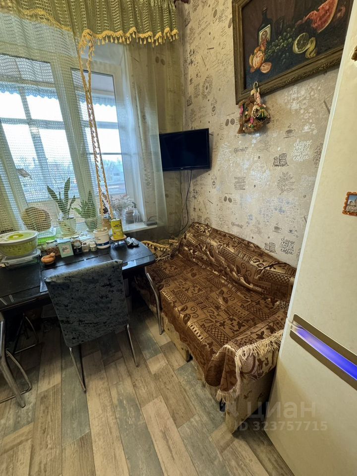 Продажа 3-комн квартиры на вторичном рынке пос. Глебовский, улица Октябрьская, 45