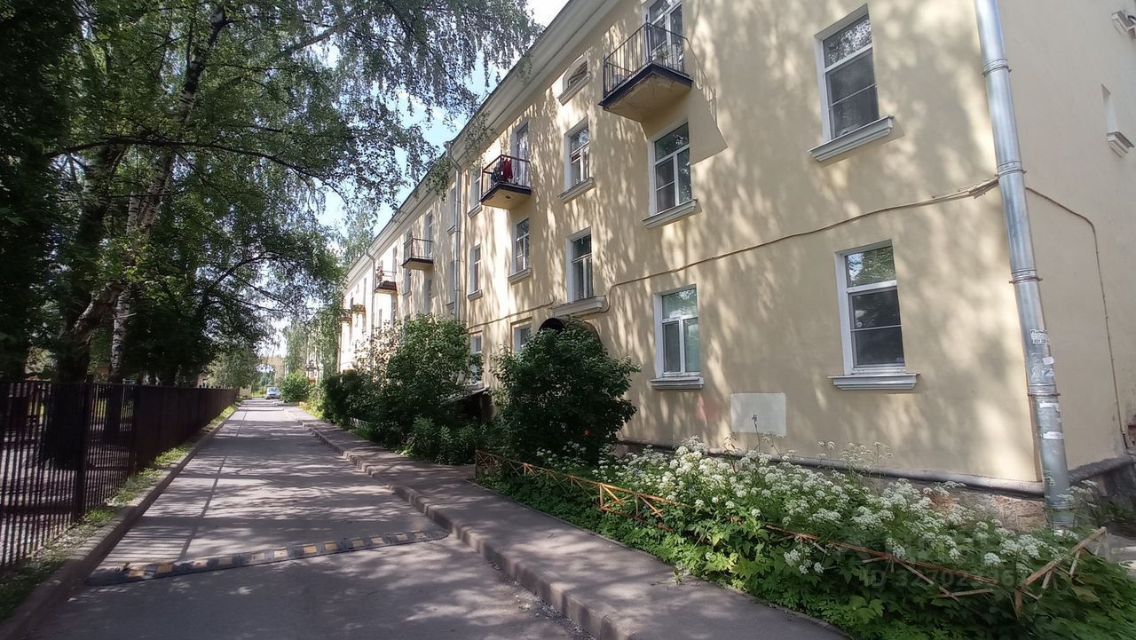 Продажа 4-комн квартиры на вторичном рынке пос. Металлострой, Центральная улица,  д. 3