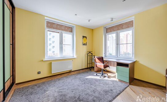 Продажа 4-комн квартиры на вторичном рынке Космонавтов пр-кт,  д. 63,  к. 1