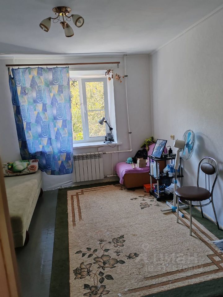 Продажа 4-комн квартиры на вторичном рынке пос. Оболенск, улица Строителей, 1