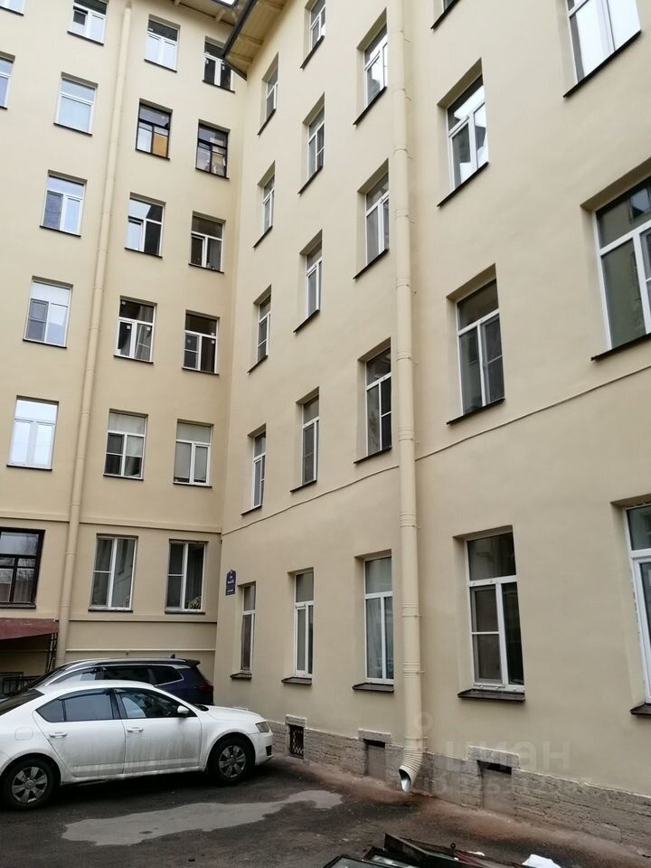 Продажа 4-комн квартиры на вторичном рынке 14-я Васильевского острова линия, 93