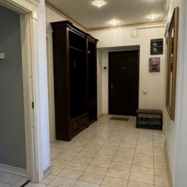 Аренда 4-комн квартиры на вторичном рынке Угловой пер,  д. 3