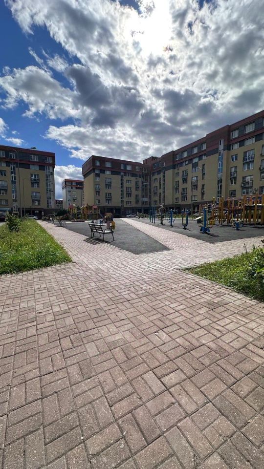 Продажа 2-комн квартиры на вторичном рынке Нахабино пгт, улица Белобородова, 8