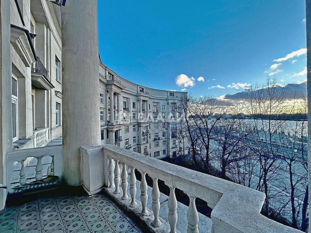 Продажа 3-комн квартиры на вторичном рынке Малоохтинский проспект, 94