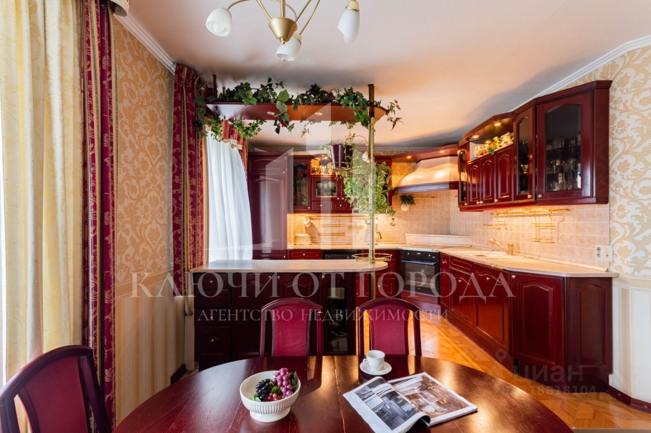 Продажа 4-комн квартиры на вторичном рынке Звездная улица, 11к2