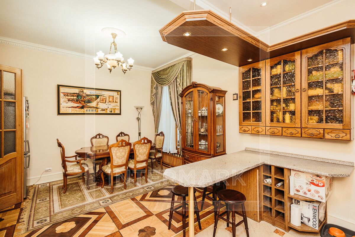 Продажа 4-комн квартиры на вторичном рынке улица Знаменка, 15