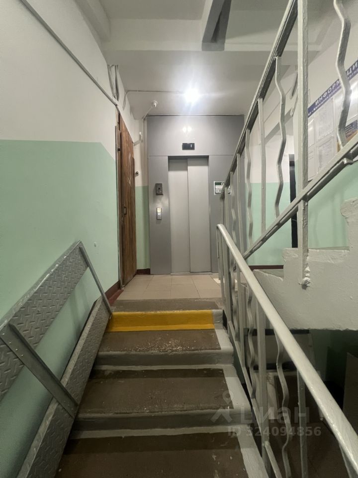 Продажа 2-комн квартиры на вторичном рынке Зеленый проспект, 60/35