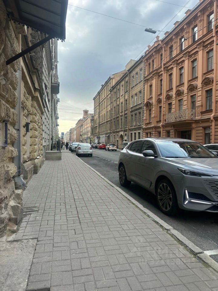 Продажа 2-комн квартиры на вторичном рынке переулок Басков, 35