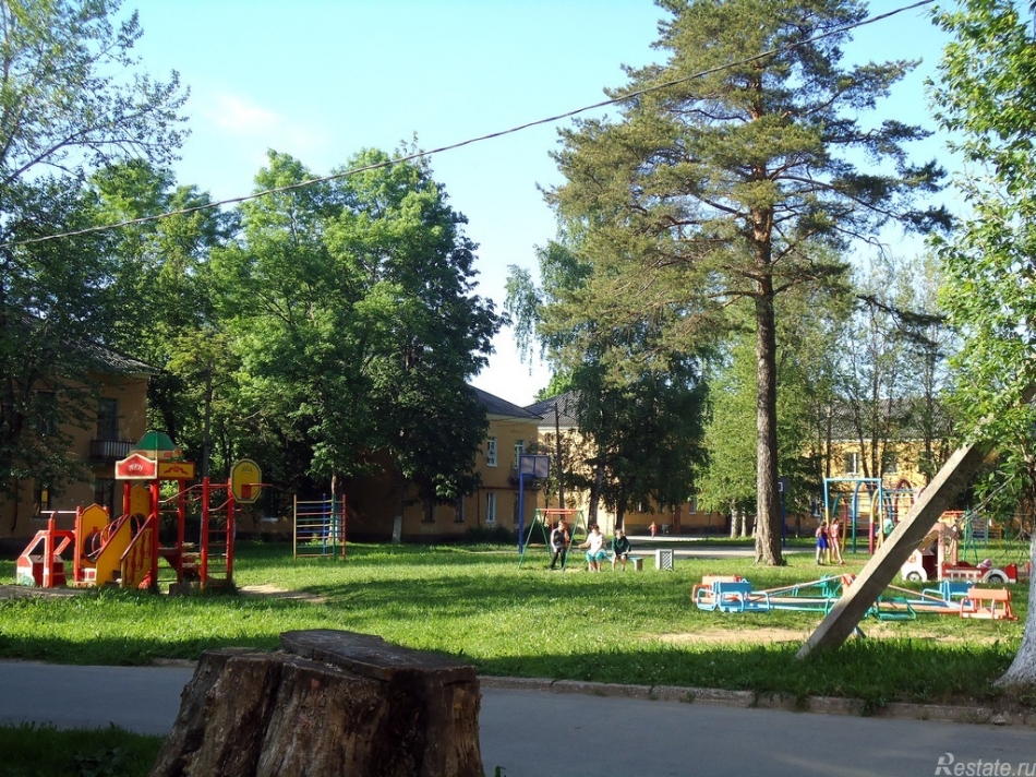 Продажа 2-комн квартиры на вторичном рынке Сланцы г, Жуковского ул ,  д. 7