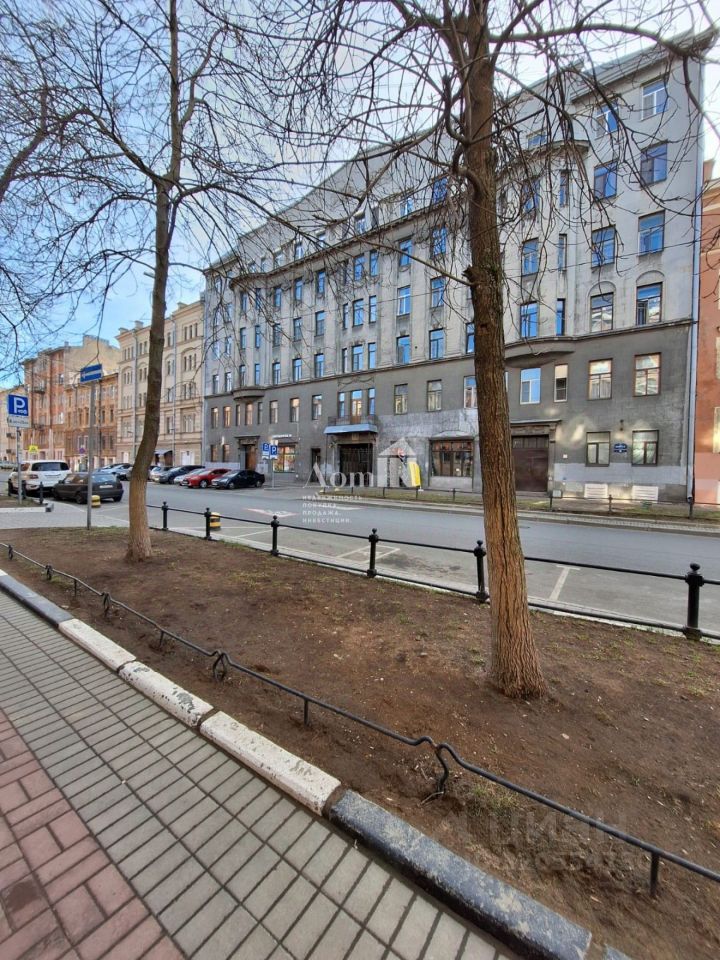 Продажа 4-комн квартиры на вторичном рынке 3-я Васильевского острова линия, 46