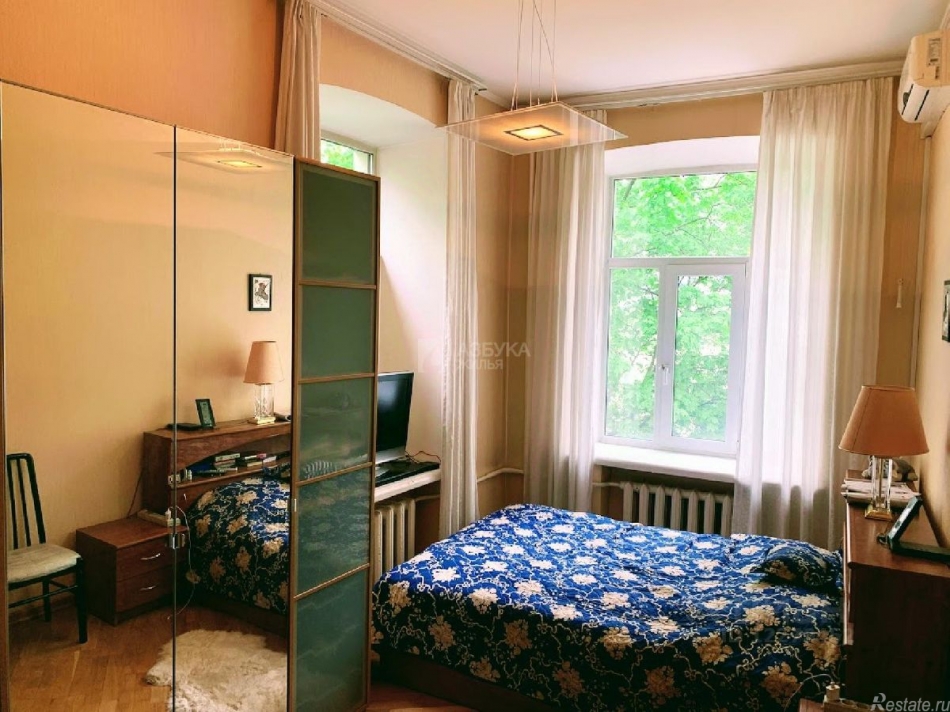 Продажа 4-комн квартиры на вторичном рынке Козловский Б. пер,  д. 12