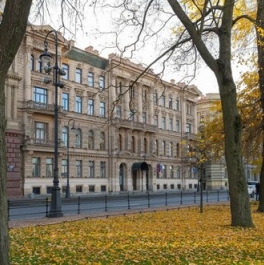 Продажа 5-комн квартиры на вторичном рынке Адмиралтейская набережная,  д. 10