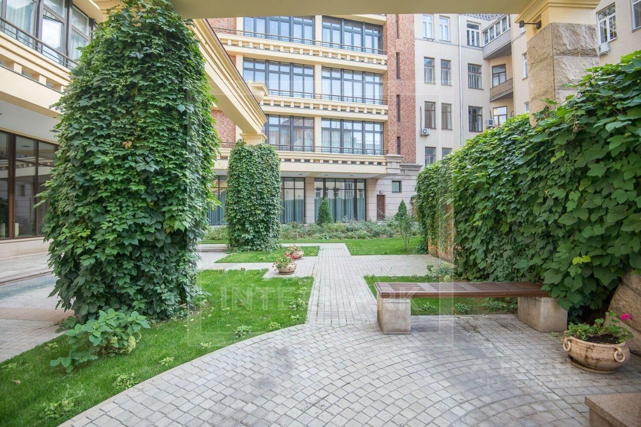 Продажа 5-комн квартиры на вторичном рынке Большой Левшинский переулок, 11
