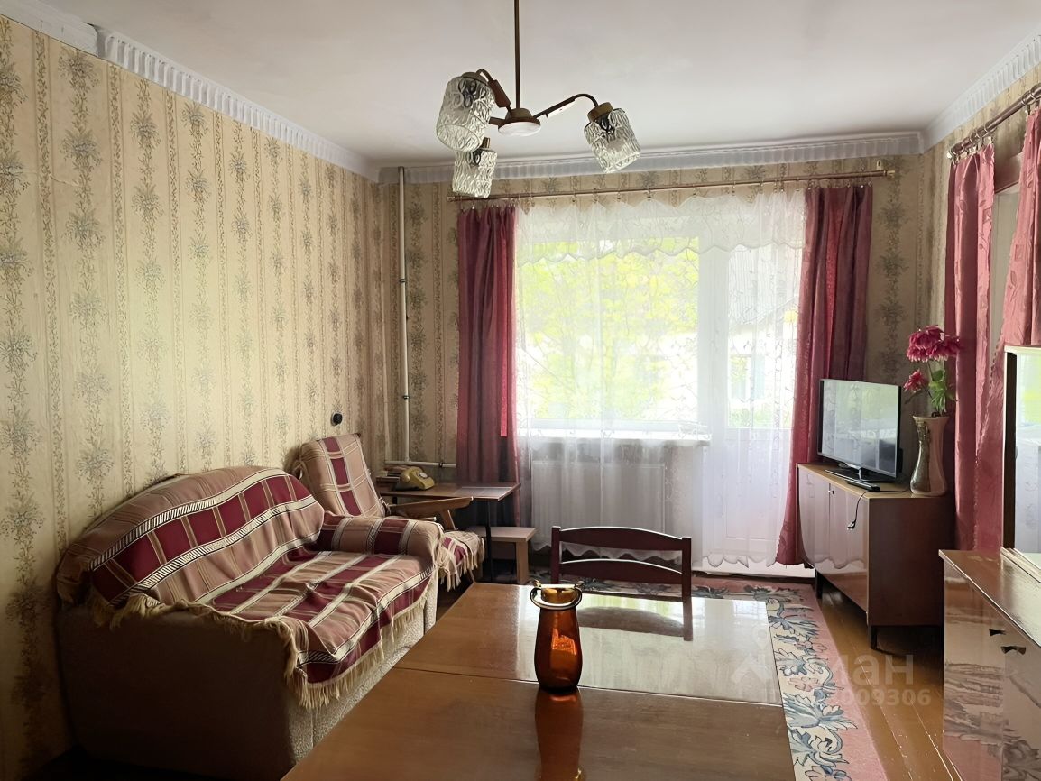 Продажа 2-комн квартиры на вторичном рынке Сланцы, улица Чкалова, 3
