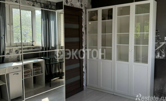 Продажа 4-комн квартиры на вторичном рынке Ветеранов пр-кт,  д. 99