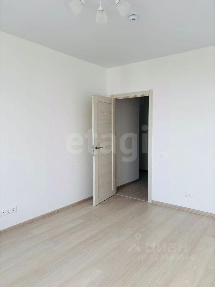 Продажа 2-комн квартиры на вторичном рынке Изумрудная улица, 44/2