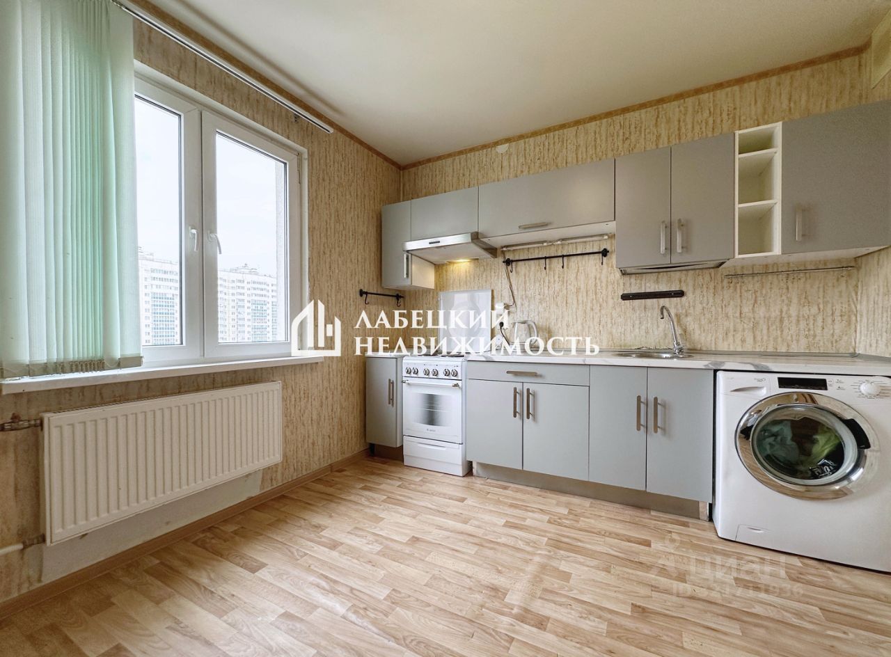 Продажа 2-комн квартиры на вторичном рынке улица Маршала Захарова, 16к3