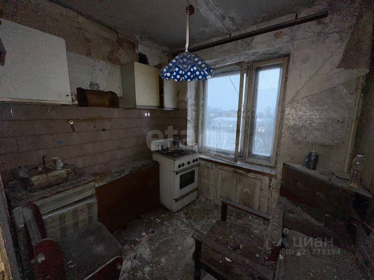 Продажа 3-комн квартиры на вторичном рынке Волхов, улица Кирова, 26