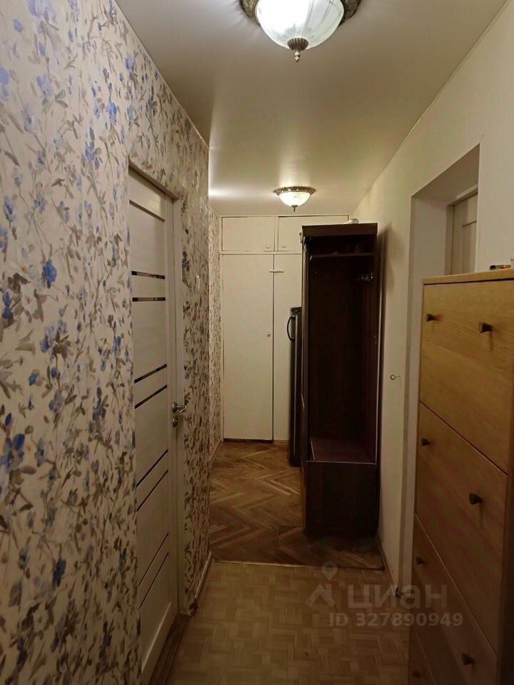 Продажа 3-комн квартиры на вторичном рынке Гатчина, улица Урицкого, 32