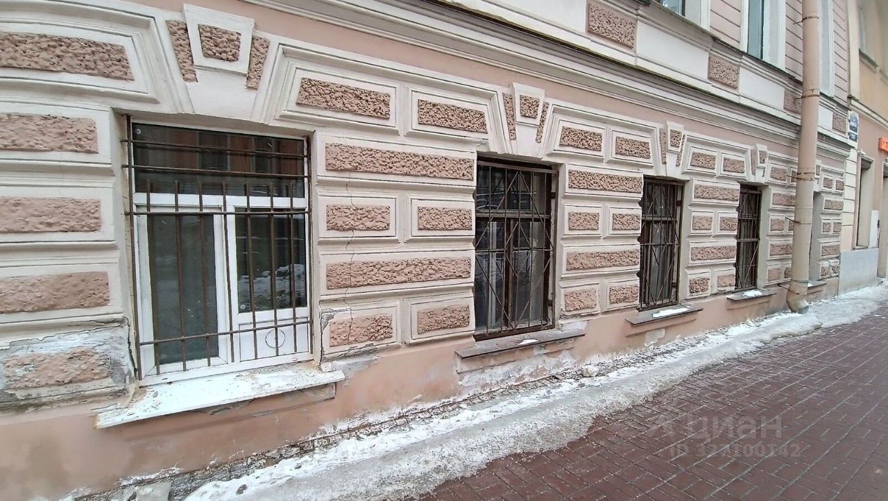 Продажа 4-комн квартиры на вторичном рынке 2-я Васильевского острова линия, 55
