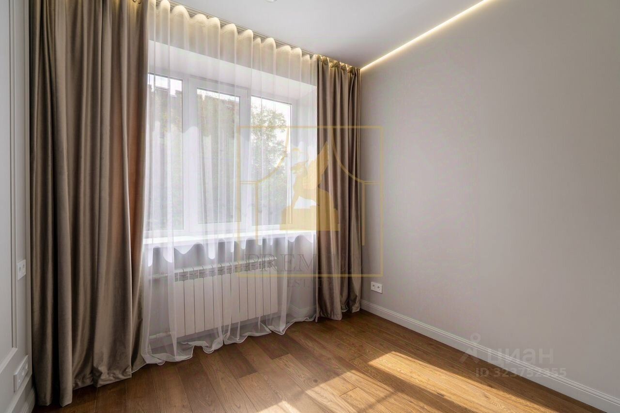 Продажа 2-комн квартиры на вторичном рынке 13-я Васильевского острова линия, 80